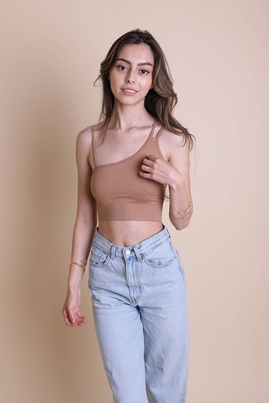 Shoulder Strap Brami TopThe Brami top is the perfect day-to-go piece. It's easy to wear, versatile in style and with shoulder straps, you can change the neckline for any occasionImmediate S