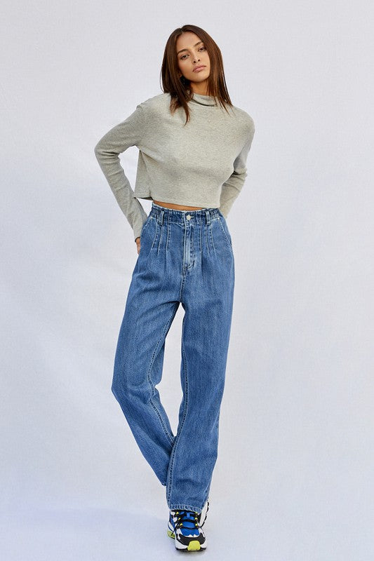 HIGH RISE PLEATED MOM JEANSHIGH RISE PLEATED MOM JEANS100% COTTON(SIZE 3)WAIST - 26"HIP - 42"FRONT RISE - 13"LEG OPENING - 14 1/4"INSEAM - 28 1/2"*Model wears size S*MODELHEIGHT 5'8"BUST 32"WA
