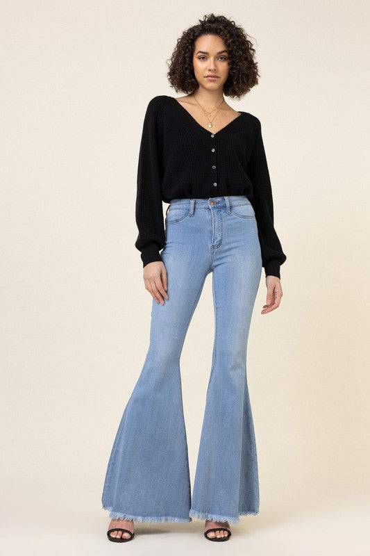 High Waisted Flare JeansThese full-length jeans are designed to elevate your denim game while offering comfort and a touch of vintage-inspired flair. With faux front pockets and 2 back patc