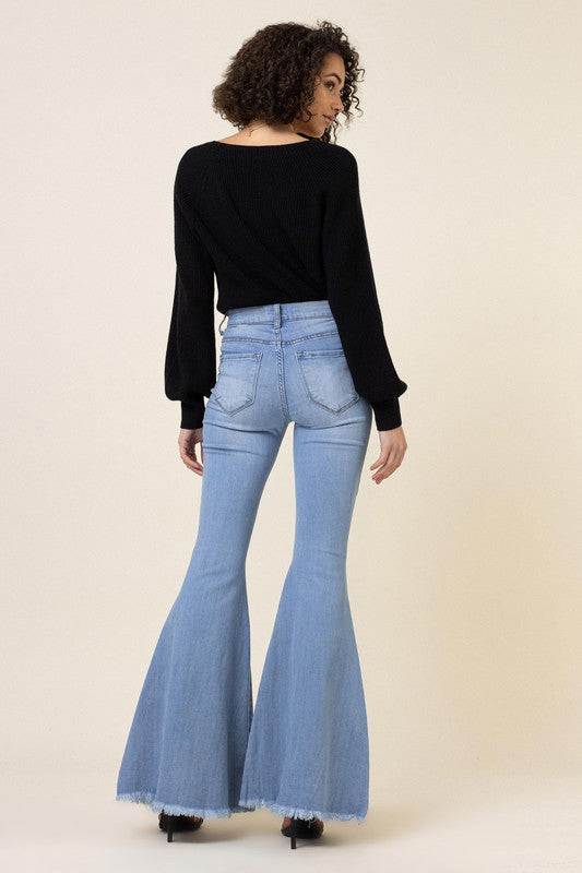 High Waisted Flare JeansThese full-length jeans are designed to elevate your denim game while offering comfort and a touch of vintage-inspired flair. With faux front pockets and 2 back patc