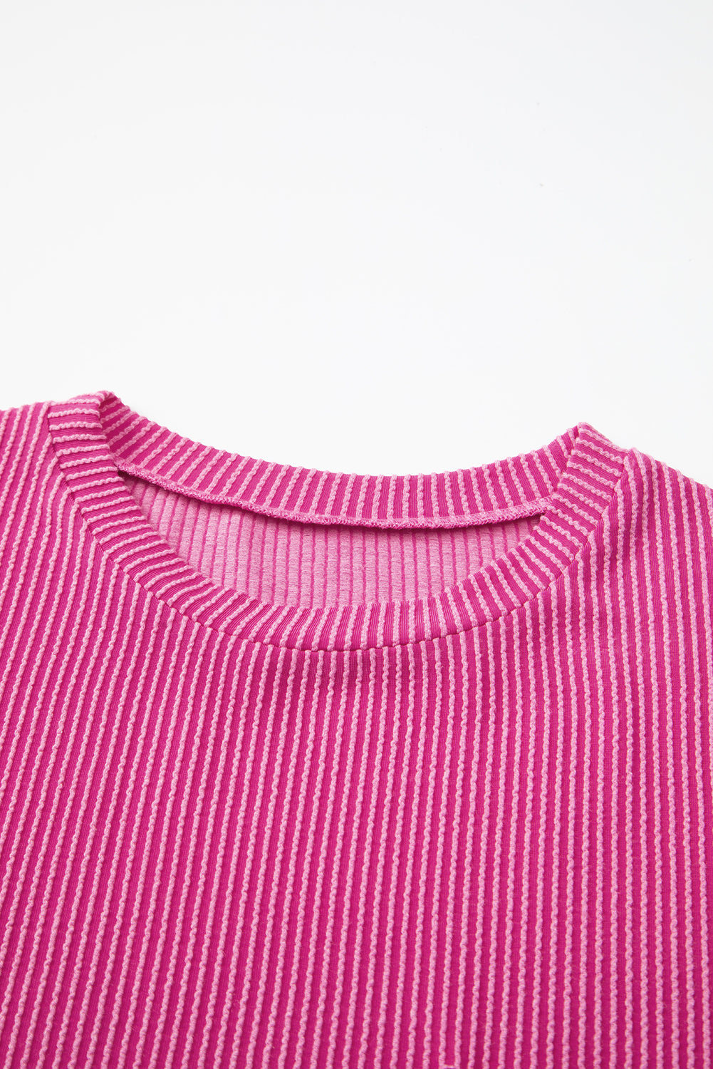 Pink Crinkle Rib Knit Pocketed Loose Fit Crew Neck T ShirtMaterial:75%Polyester+20%Viscose+5%Elastane

• Pink T Shirt offers a charming, feminine touch with its soft pink color and crinkle rib texture, perfect for a casual