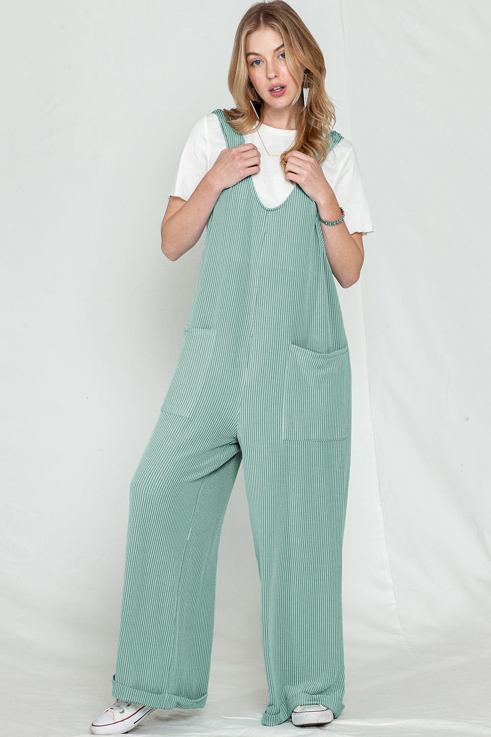 Parchment Pockets Oversized Ribbed Wide Leg JumpsuitMaterial:75％Polyester+20％Viscose+5％Elastane



		The jumpsuit is colored in a vibrant shade, adding a pop of color to your outfit.
	
	
		It features an oversize