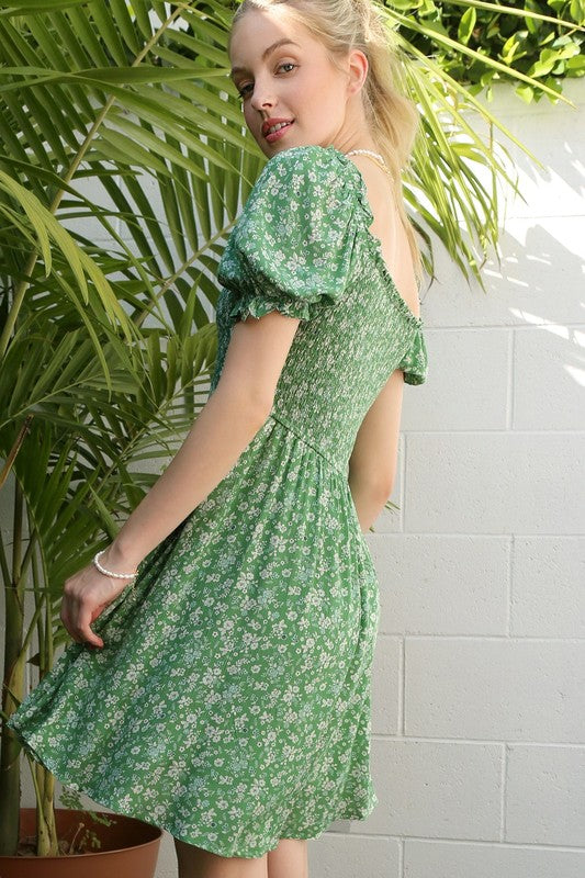 SS smocked dress*Green smocked puff sleeve dress*Pattern type : floral print*Neck line : square neck*Sleeve type : puff sleeves*Sleeve length : short sleeves*Stretch : no stretch*Sh