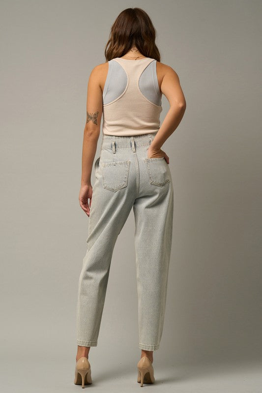 HIGH RISE BALLOON JEANSHIGH RISE BALOON JEANS100% COTTON(SIZE 3)WAIST - 27 1/2"HIP 39 1/2"FRONT RISE - 13 1/4"LEG OPENING - 11 3/4"INSEAM - 26 1/2"*Model wears size 3*MODELHEIGHT 5'7"SIZE 