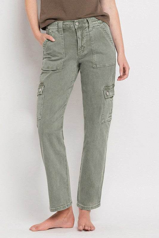 High Rise Cargo Straight JeansA versatile and functional addition to your denim lineup. These jeans offer both flexibility and a comfortable fit. The mid-rise design strikes a balance between cla