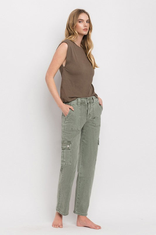 High Rise Cargo Straight JeansA versatile and functional addition to your denim lineup. These jeans offer both flexibility and a comfortable fit. The mid-rise design strikes a balance between cla