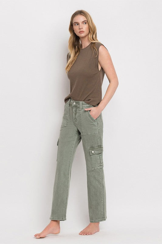 High Rise Cargo Straight JeansA versatile and functional addition to your denim lineup. These jeans offer both flexibility and a comfortable fit. The mid-rise design strikes a balance between cla