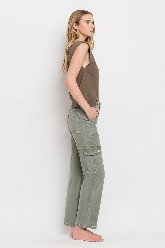 High Rise Cargo Straight JeansA versatile and functional addition to your denim lineup. These jeans offer both flexibility and a comfortable fit. The mid-rise design strikes a balance between cla