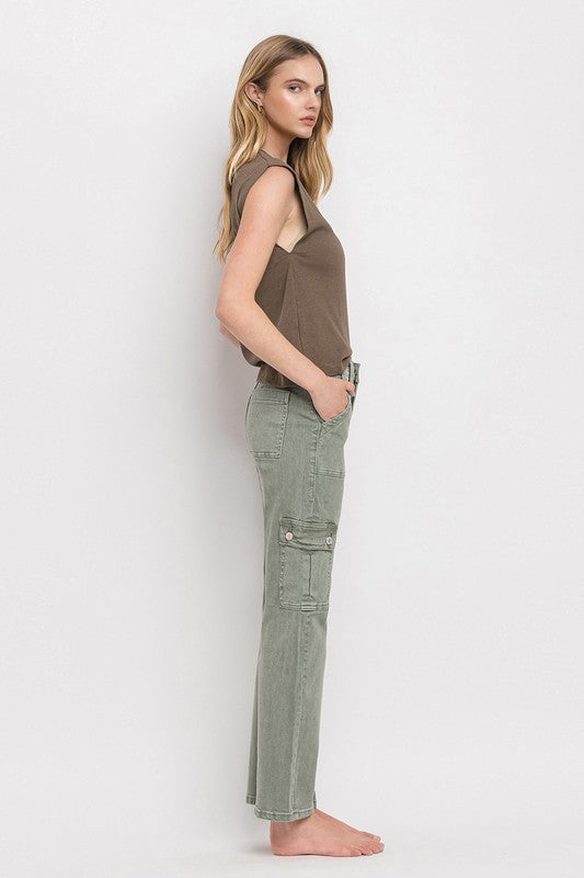 High Rise Cargo Straight JeansA versatile and functional addition to your denim lineup. These jeans offer both flexibility and a comfortable fit. The mid-rise design strikes a balance between cla