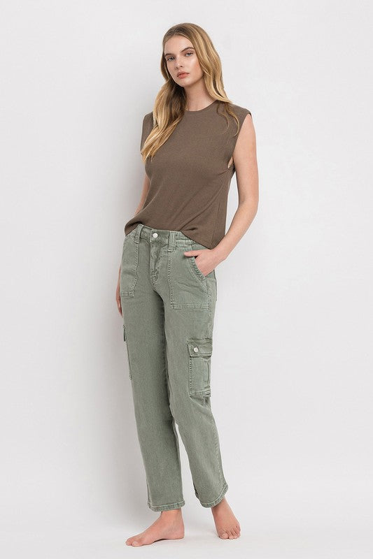 High Rise Cargo Straight JeansA versatile and functional addition to your denim lineup. These jeans offer both flexibility and a comfortable fit. The mid-rise design strikes a balance between cla