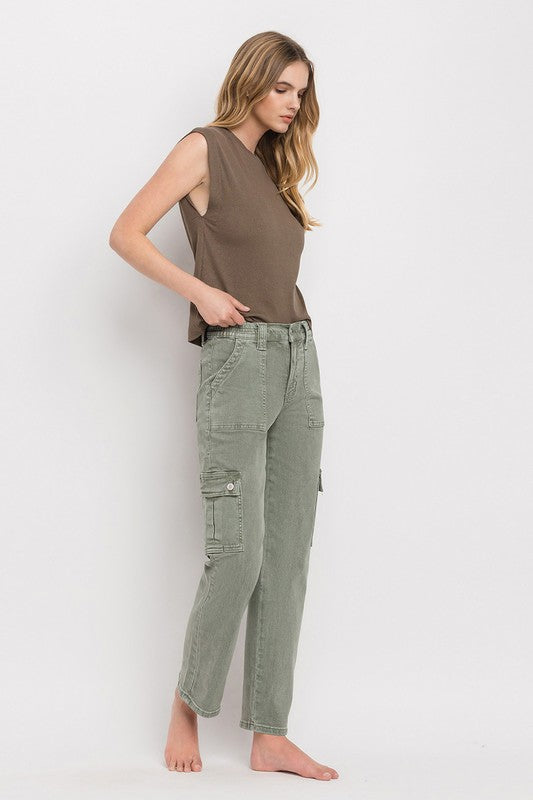 High Rise Cargo Straight JeansA versatile and functional addition to your denim lineup. These jeans offer both flexibility and a comfortable fit. The mid-rise design strikes a balance between cla