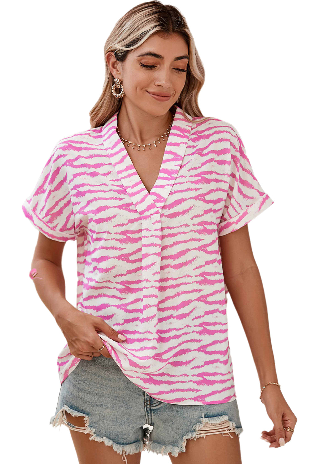 Black Zebra Print V-Neck Rolled Up Sleeve BlouseMaterial:100%Polyester



		The blouse has a V-shaped neckline, which is a flattering and versatile design. 
	
	
		It can be paired with jeans or trousers for a