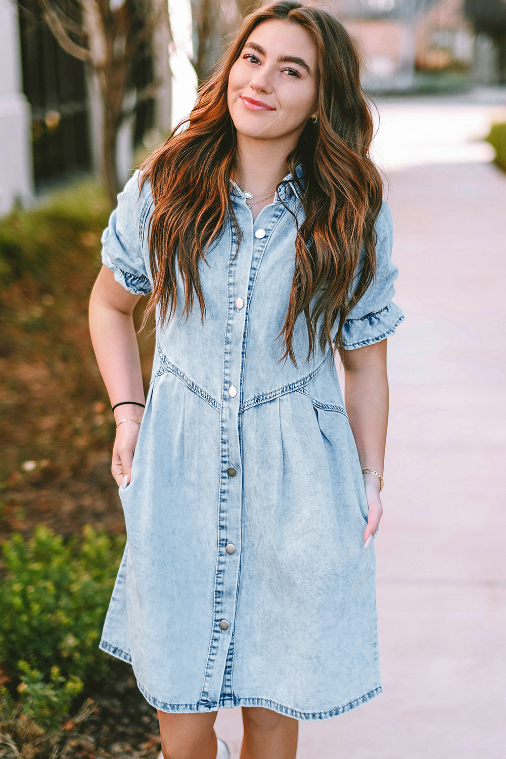 Blue Mineral Washed Ruffled Short Sleeve Pocketed Denim DressMaterial:82%Cotton+10%Polyester+8%Viscose



		This denim dress features short sleeves and a ruffled detail, adding a feminine and playful touch to the design.
	
