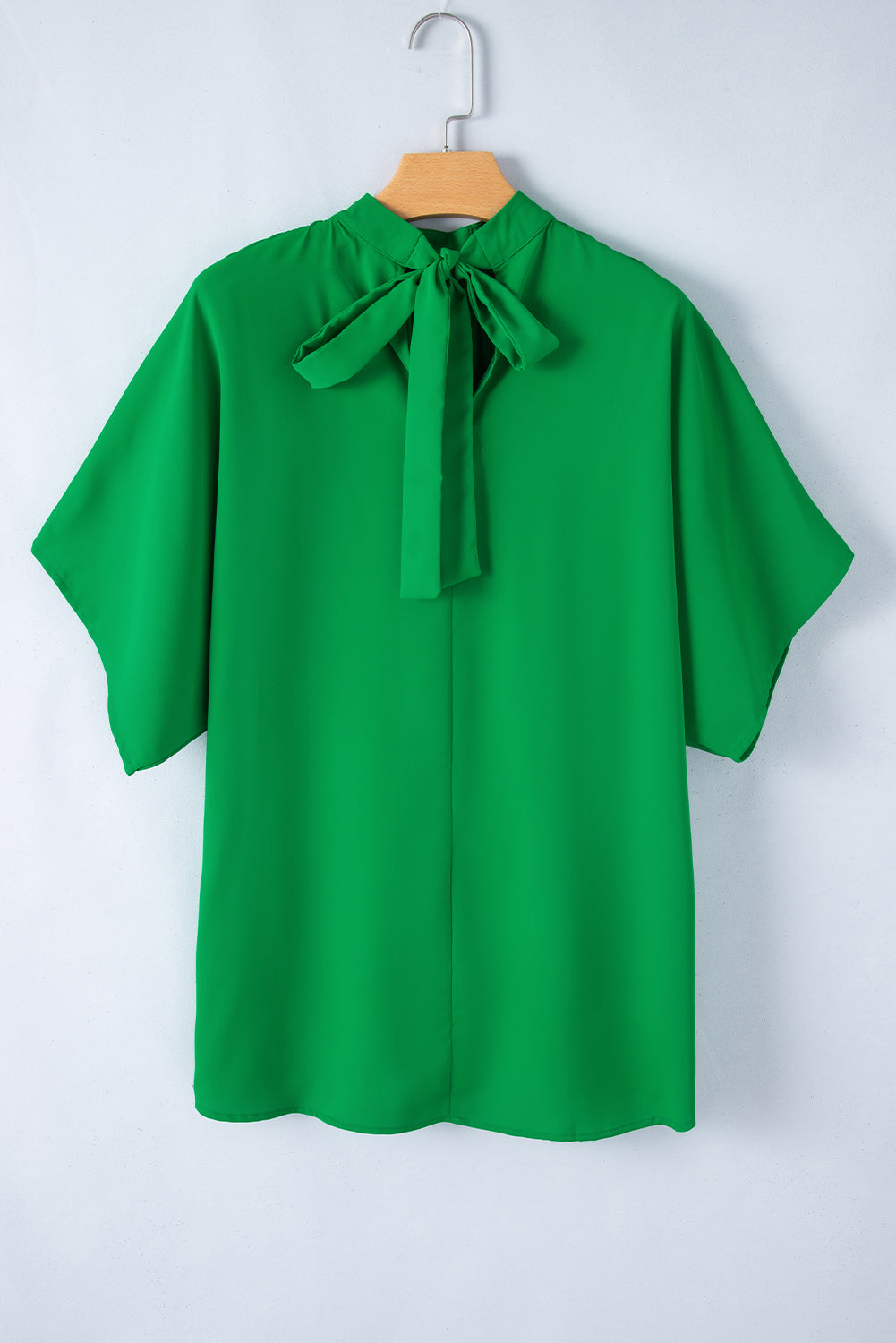 Bright Green Solid Color Batwing Sleeve Knotted BlouseMaterial:95%Polyester+5%Elastane



		The blouse is designed with batwing sleeves, which are loose and wide, creating a relaxed and comfortable fit. The batwing sl