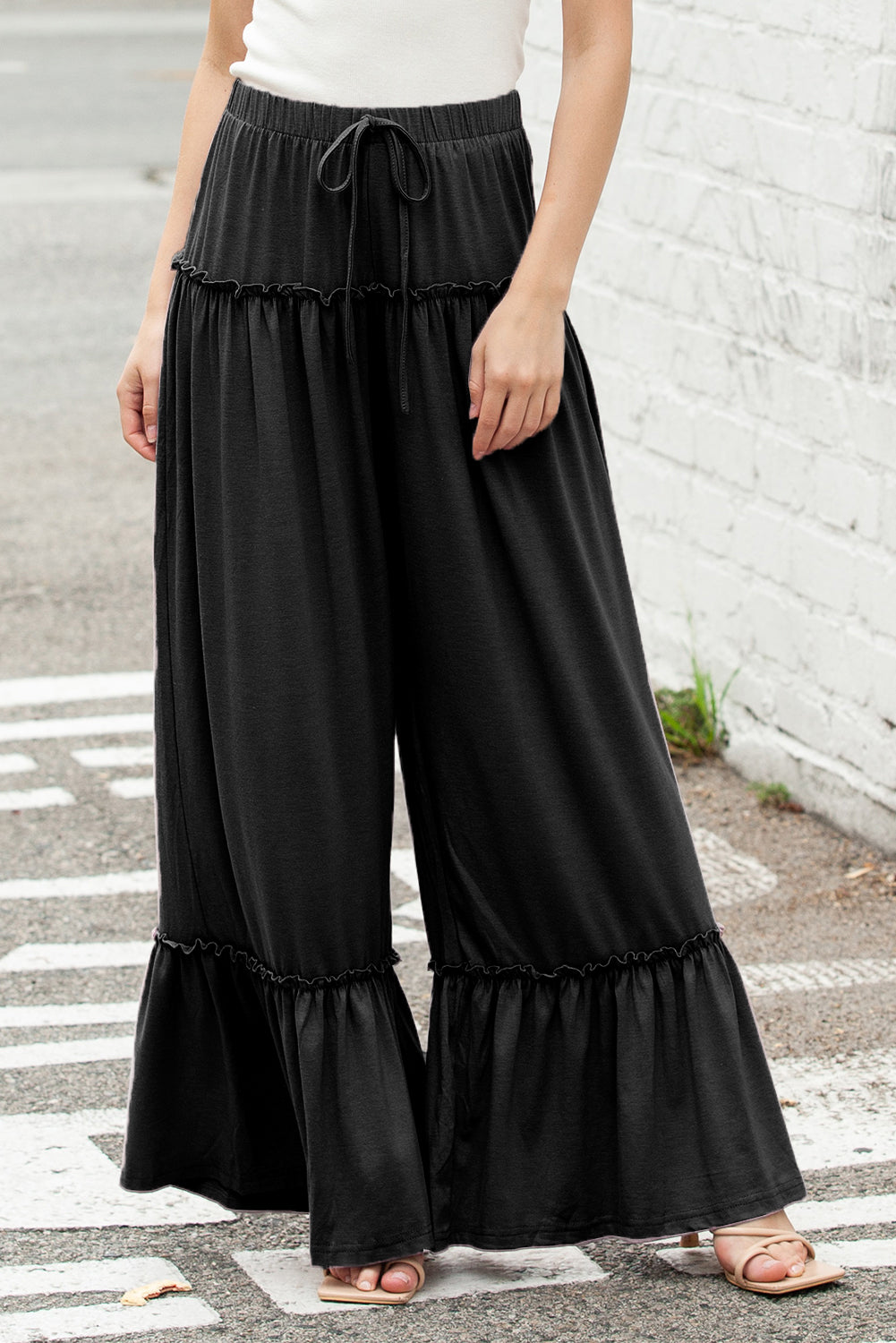 Black Frill Detail Drawstring High Waist Wide Leg PantsMaterial:65%Polyester+30%Viscose+5%Elastane



		Effortlessly stylish: Loose fit and wide leg design for a chic and contemporary look.
	
	
		Versatile and easy 