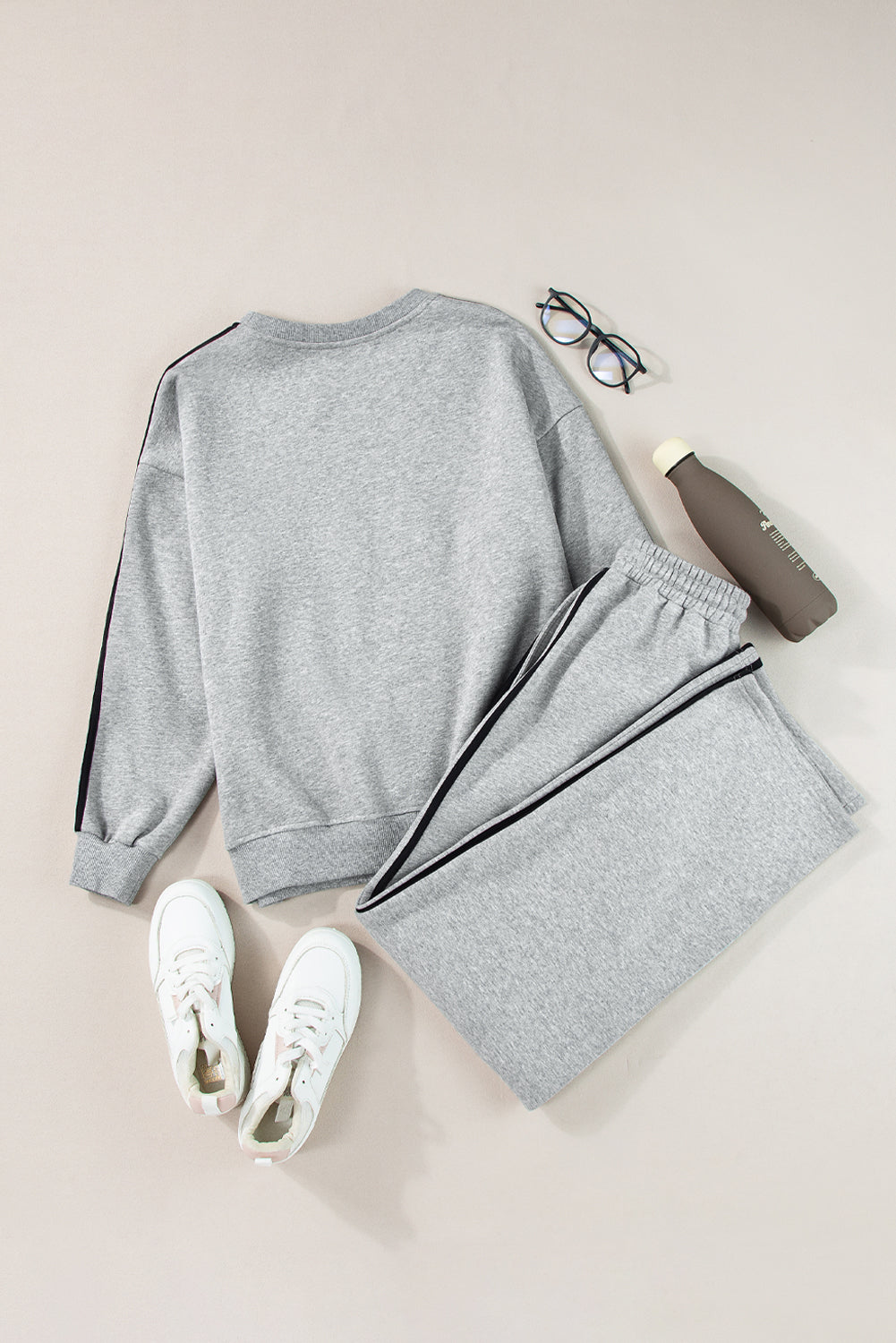 Light Grey Solid Color Side Striped Sweatshirt Pants SetMaterial:50%Polyester+50%Cotton

• This pants set exudes a modern appeal perfect for casual outings or lounging at home.
• Crafted from high-quality fabric for a s