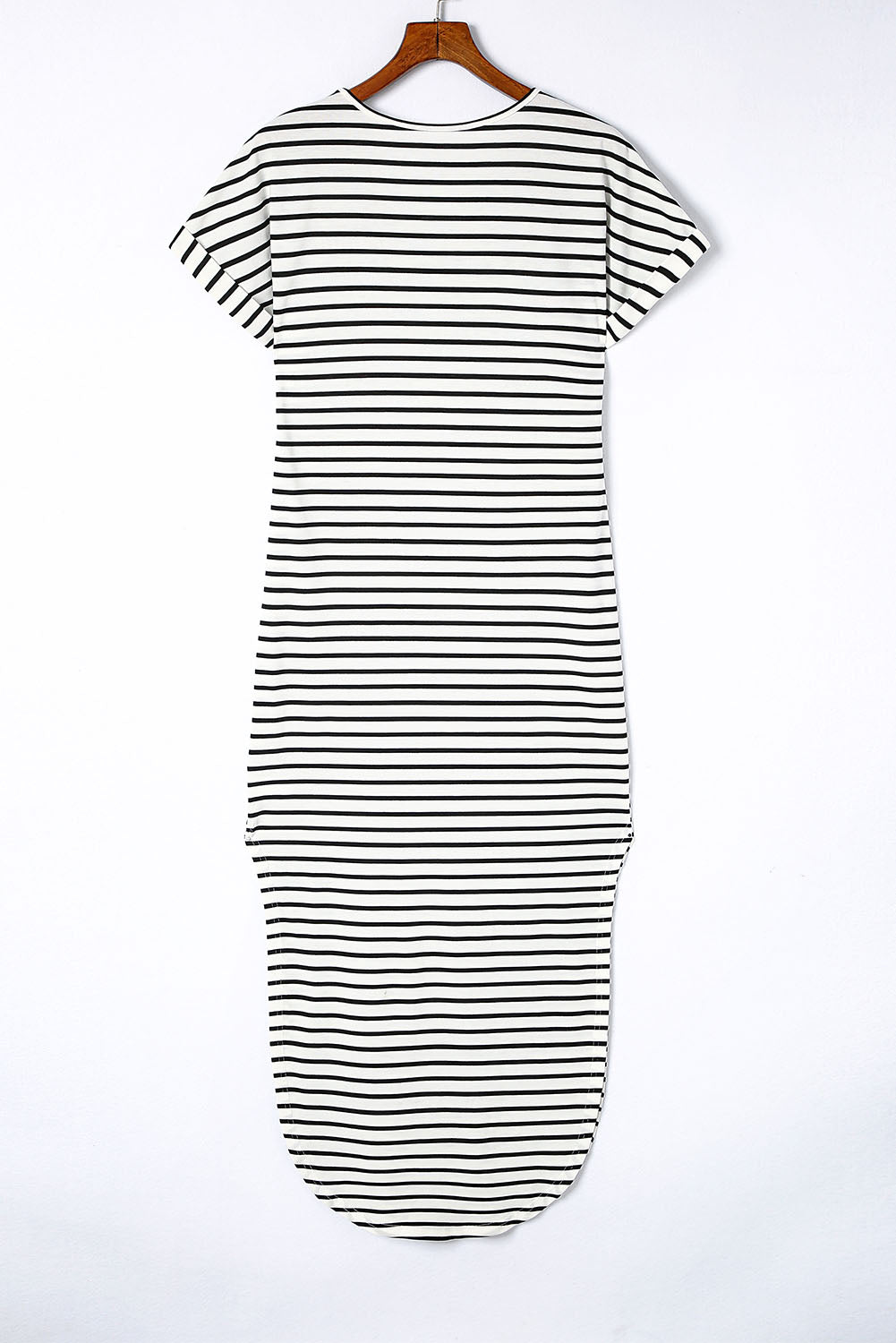 Black Striped Print Side Split Short Sleeve V Neck Maxi DressMaterial:65%Viscose+30%Polyester+5%Elastane



		•Maxi length and t-shirt style make it a comfortable and versatile piece.
	
	
		•The v-neckline and short sleev