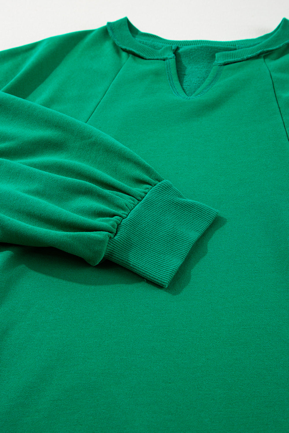 Bright Green Exposed Seam Notched Neck Plus Size SweatshirtMaterial:65%Polyester+35%Cotton

• Stand out in style with this vibrant bright green sweatshirt, featuring exposed seam detailing for a trendy touch.
• The notched