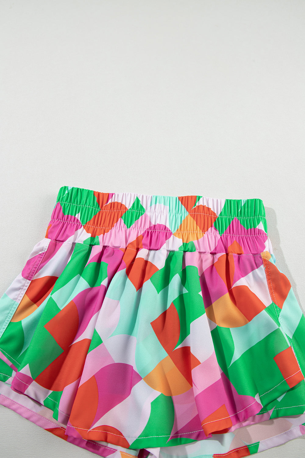 Green Abstract Print Smocked Waist Flared ShortsMaterial:100%Polyester


	


		Elevate your summer style with our shorts, crafted from a lightweight and breathable fabric that offers both comfort and style for