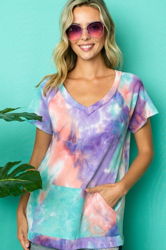 TIE DYE THERMAL V NECK TOPTIE DYE THERMAL FRONT POCKET SHORT SLEEVE V NECK TOP96% POLYESTER, 4% SPANDEX MADE IN USAS/M/L 2-2-2
Style: Casual
Print / Pattern: TIE DYE 
Fit: Regular
Embellishme