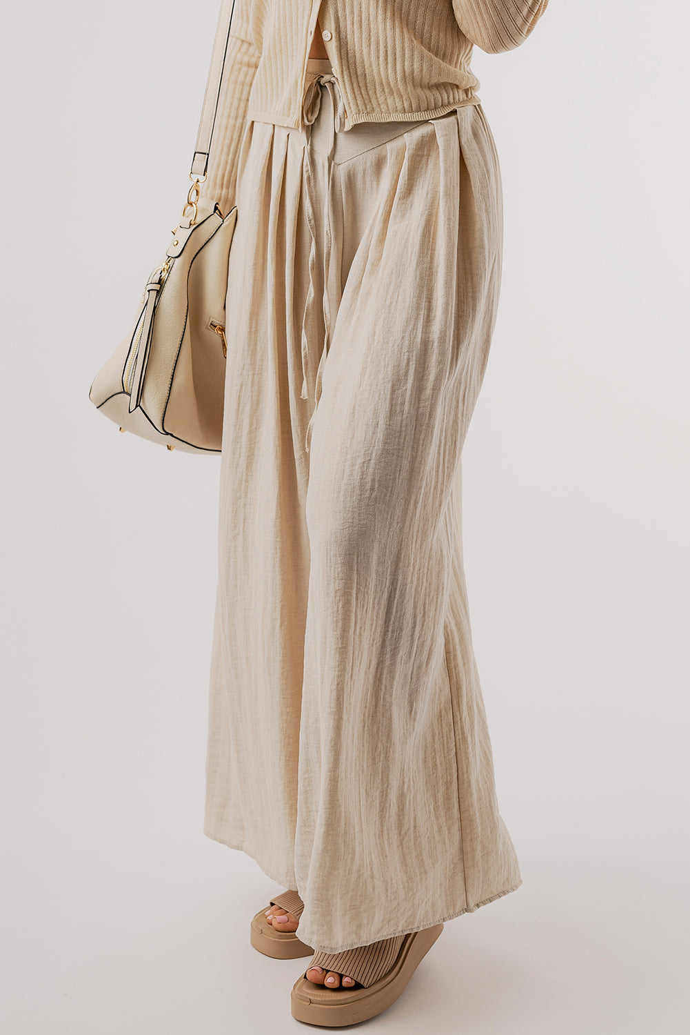 Beige Casual Lace-up Waist Pleated Wide Leg PantsMaterial:67%Viscose+21%Polyamide+12%Linen

• Effortlessly chic, the pants feature a tie waist for a customizable fit and pleated details for a touch of sophisticati