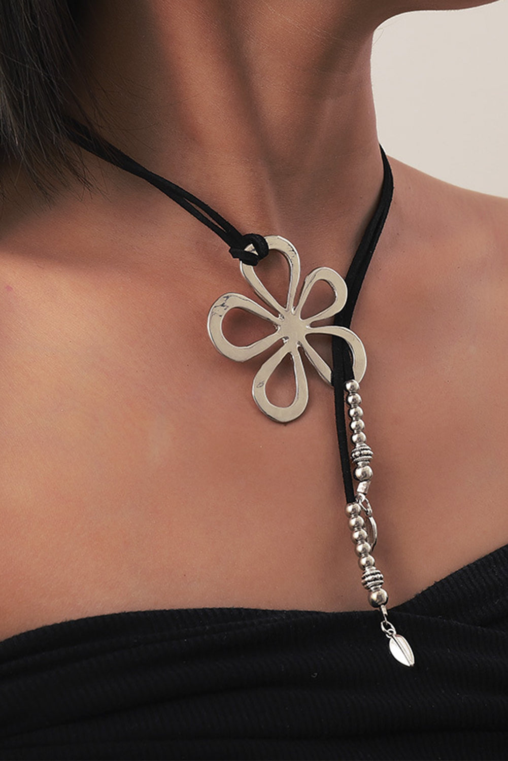 Silvery Hollow Out Floral Leather Rope Y-shaped NecklaceMaterial:100%Alloy



		Intricately designed hollow-out floral pendant
	
	
		Elegant Y-shaped style with leather rope
	
	
		Perfect for both casual and forma