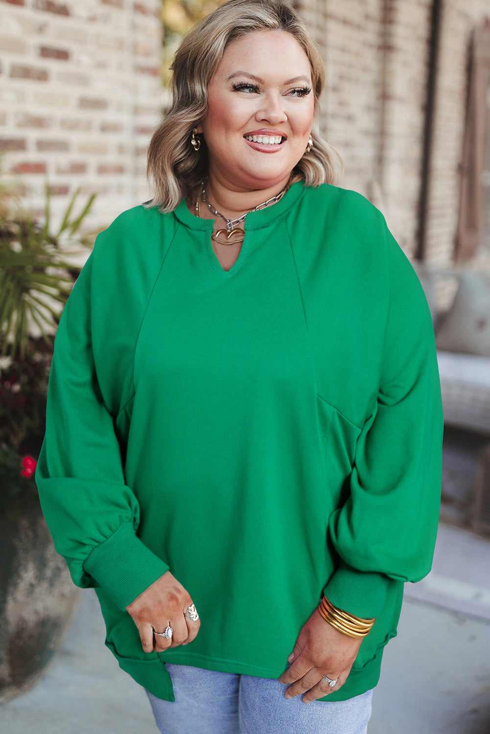 Bright Green Exposed Seam Notched Neck Plus Size SweatshirtMaterial:65%Polyester+35%Cotton

• Stand out in style with this vibrant bright green sweatshirt, featuring exposed seam detailing for a trendy touch.
• The notched