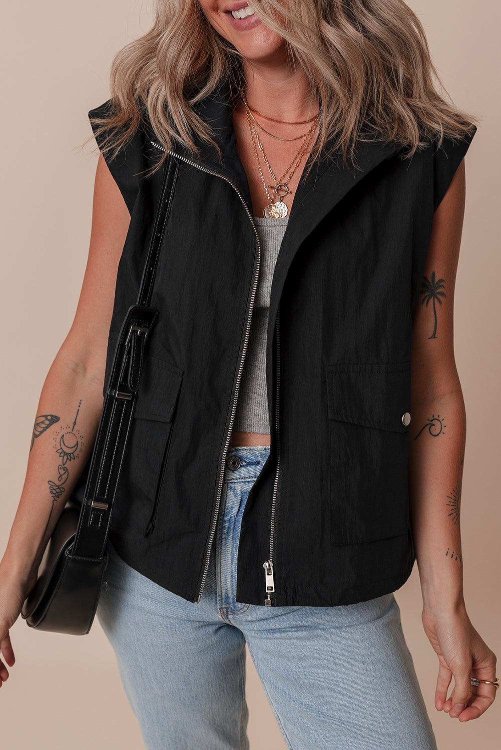 Black Flap Pockets Zip Up High Neck VestMaterial:56%Cotton+44%Polyester



		The vest offers a chic and cozy layer for transitional weather.
	
	
		Flap pockets add a stylish touch, providing both fash