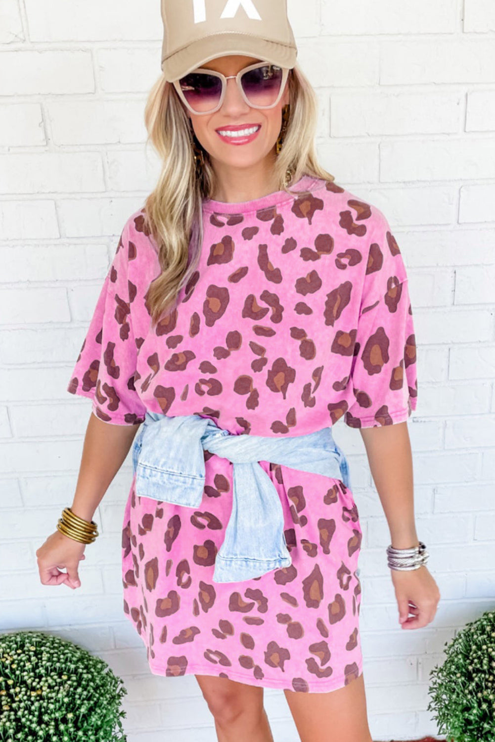 Pink Leopard Mineral Wash Side Pocket T Shirt Mini DressMaterial:65%Polyester+30%Cotton+5%Elastane

• Embrace your inner wild side with the dress, perfect for adding a pop of color to your wardrobe.
• Stay comfortable a