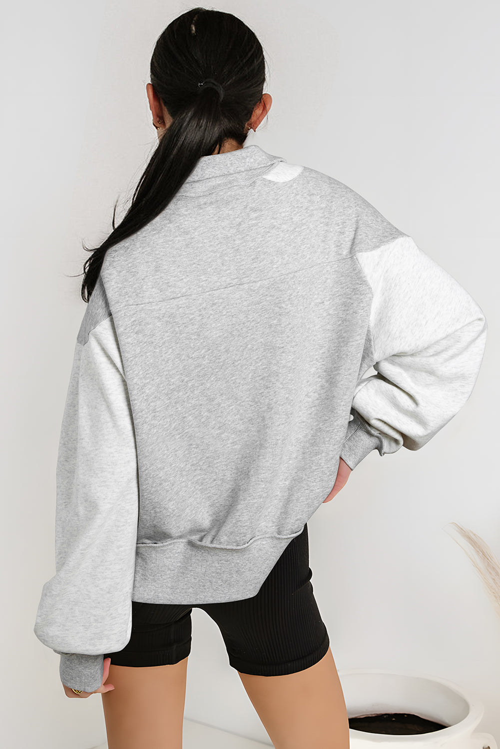 Gray Zip Collar Patchwork Side Slits SweatshirtMaterial:50%Polyester+50%Cotton

• Crafted in a versatile shade of grey, this sweatshirt exudes casual charm perfect for everyday wear.
• The unique patchwork desi