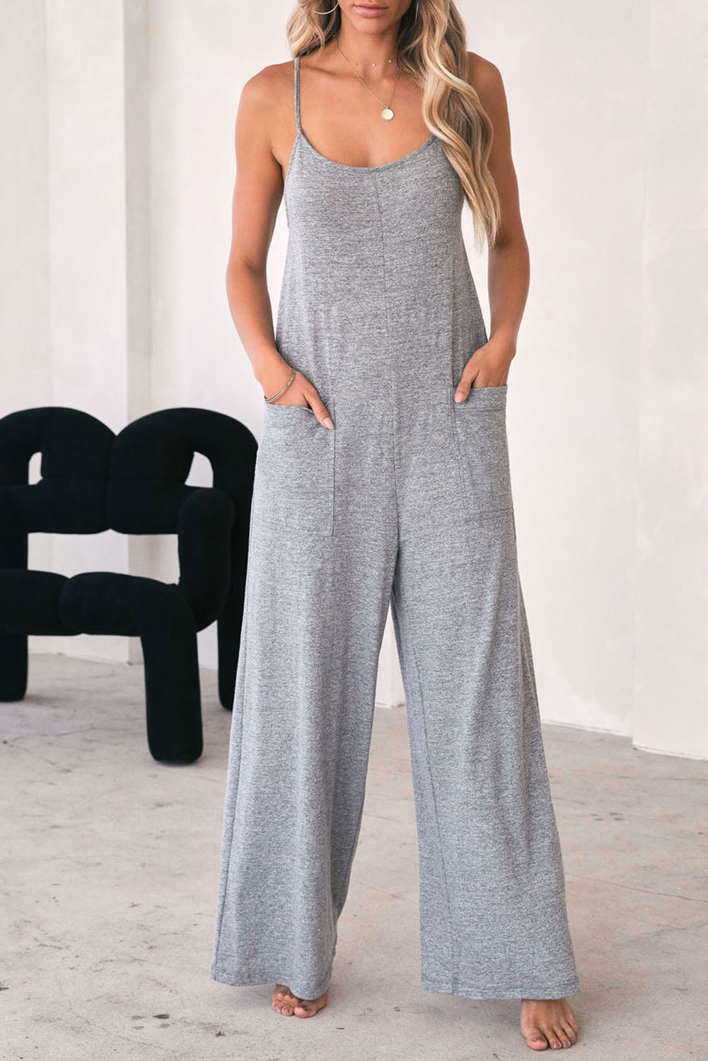 Gray Loose Fit Side Pockets Spaghetti Strap Wide Leg JumpsuitMaterial:65%Polyester+30%Cotton+5%Elastane



		Featuring a loose fit, the wide leg
jumpsuit provides freedom of movement
	
	
		Spaghetti straps highlight wome