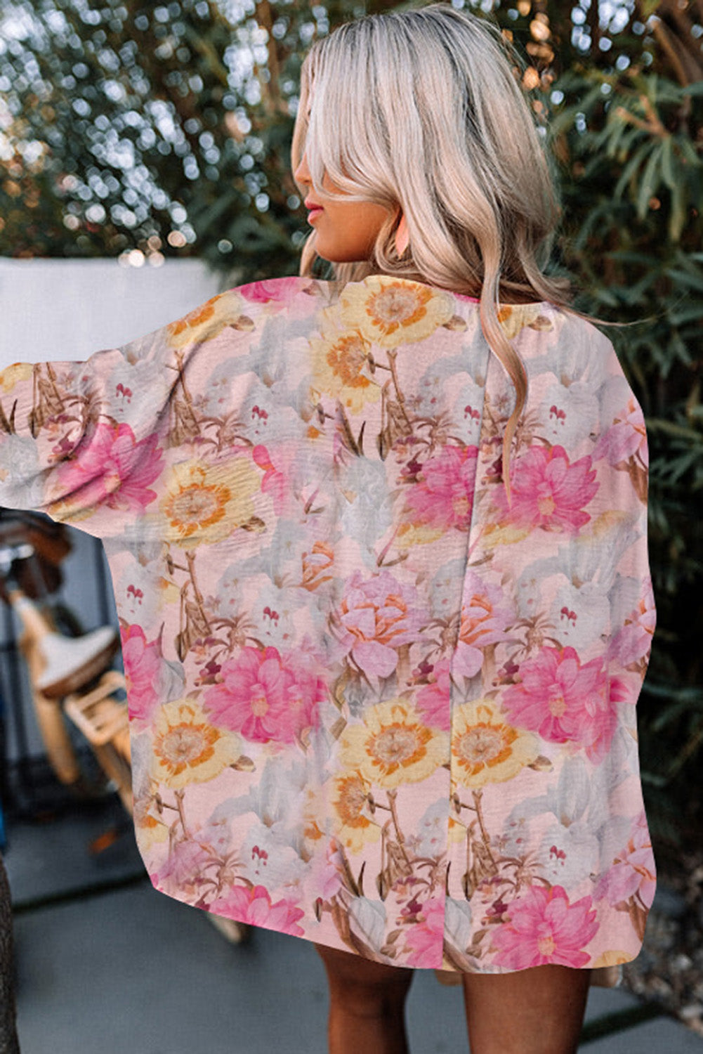 Pink Shirred Cuffs 3/4 Sleeve Loose Fit Floral BlouseMaterial:100%Polyester


	


		This pink floral blouse is the perfect blend of feminine and casual style. 
	
	
		It features a loose fit design with 3/4 sleev