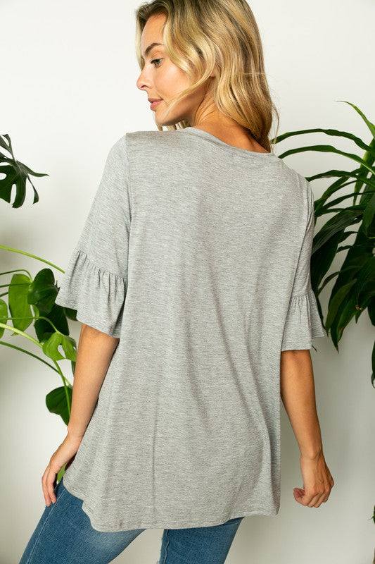 SOLID RUFFLE SLEEVE LOOSE FIT TOPSOLID JERSEY ROUND NECK HALF RUFFLE SLEEVE LOOSE FIT TOP95% RAYON, 5% SPANDEX MADE IN USAS/M/L 2-2-2
Style: Casual
Print / Pattern: SOLID
Fit: LOOSE FIT 
Neck Line: 