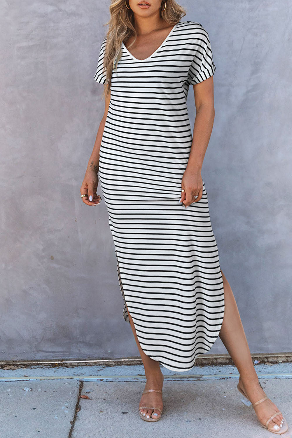 Black Striped Print Side Split Short Sleeve V Neck Maxi DressMaterial:65%Viscose+30%Polyester+5%Elastane



		•Maxi length and t-shirt style make it a comfortable and versatile piece.
	
	
		•The v-neckline and short sleev