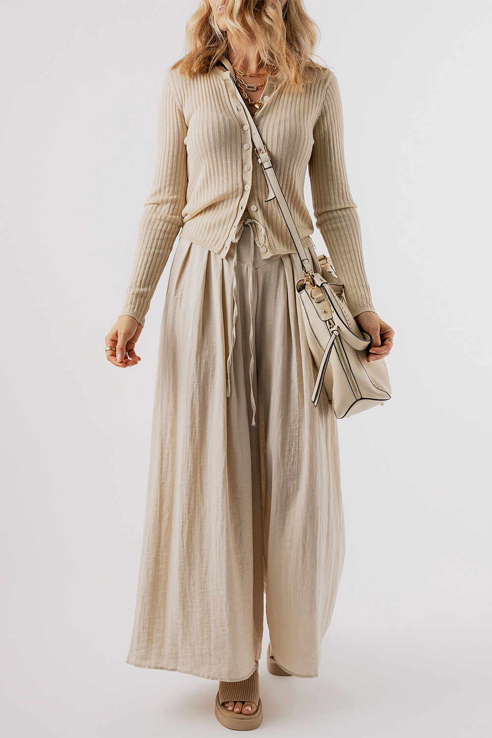 Beige Casual Lace-up Waist Pleated Wide Leg PantsMaterial:67%Viscose+21%Polyamide+12%Linen

• Effortlessly chic, the pants feature a tie waist for a customizable fit and pleated details for a touch of sophisticati