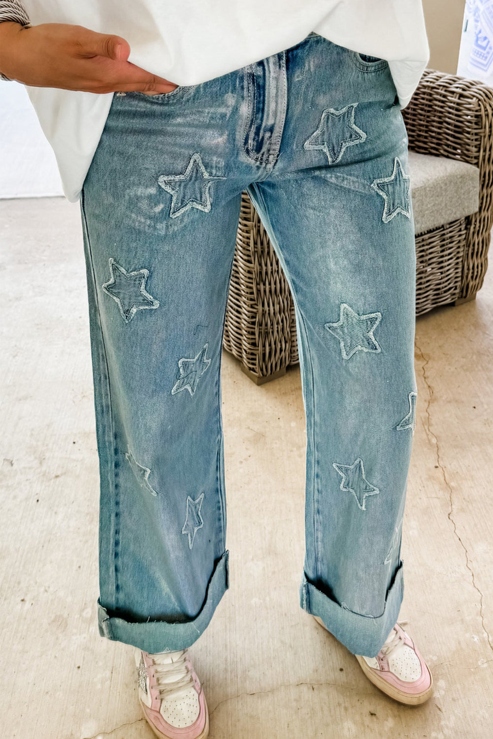 Dusk Blue Star Patched Straight Leg Loose JeansMaterial:71%Cotton+27.5%Polyester+1.5%Elastane

• Elevate your casual wardrobe with our jeans, perfect for a relaxed yet stylish look. 
• Crafted with intricate st