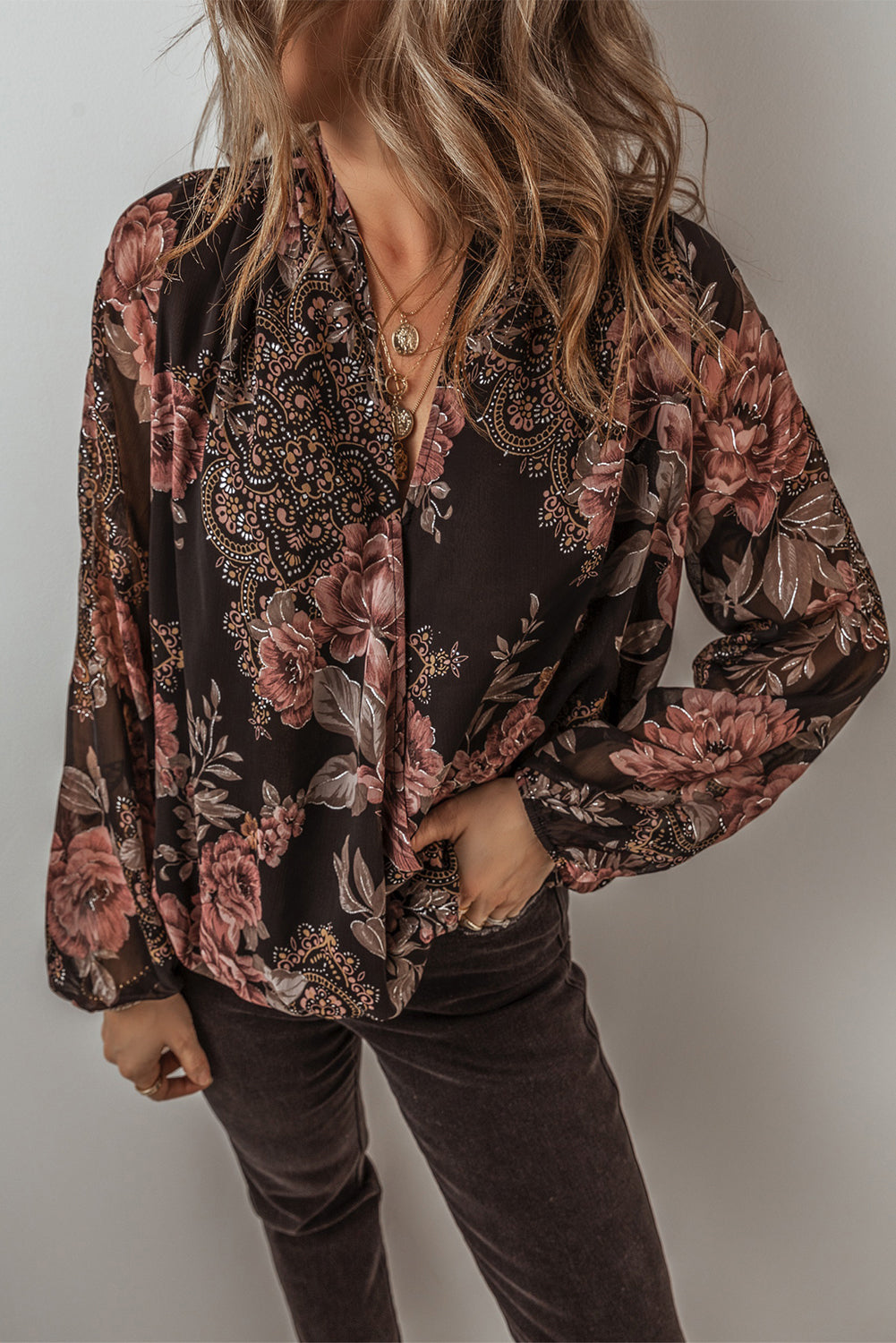 Black Floral Print Criss Cross V Neck Balloon Sleeve BlouseMaterial:100%Polyester

• Embrace elegance with the blouse, perfect for adding a touch of sophistication to your daily outfits.
• The striking floral print adds a 