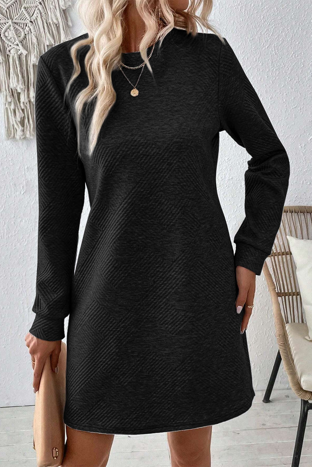 Gray Solid Color Textured Long Sleeve Shift Short DressMaterial:97%Polyester+3%Elastane

• Effortlessly chic, this gray shift dress boasts a solid color and a textured fabric that adds depth and interest to your look.
