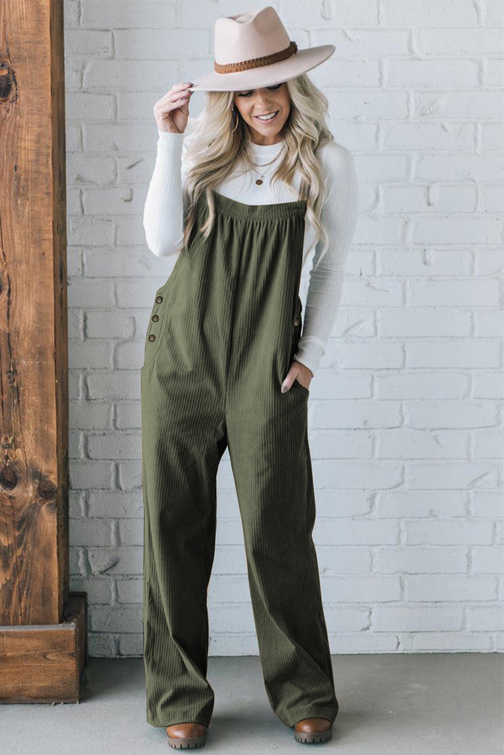 Jungle Green Plain Pocketed Loose Fit Corduroy OverallsMaterial:100%Polyester

• Crafted with a soft corduroy fabric, the overalls offers a comfortable and stylish option for everyday wear.
• Featuring a loose fit desi