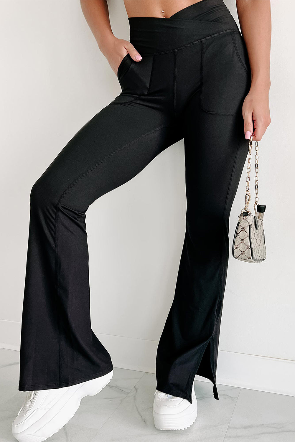 Black Cross Waist Pocketed Split Hem Flared LeggingsMaterial:75%Polyamide+25%Elastane



		Elevate your everyday look with these stylish pants made from soft, high-quality material that offers a comfortable stretch 