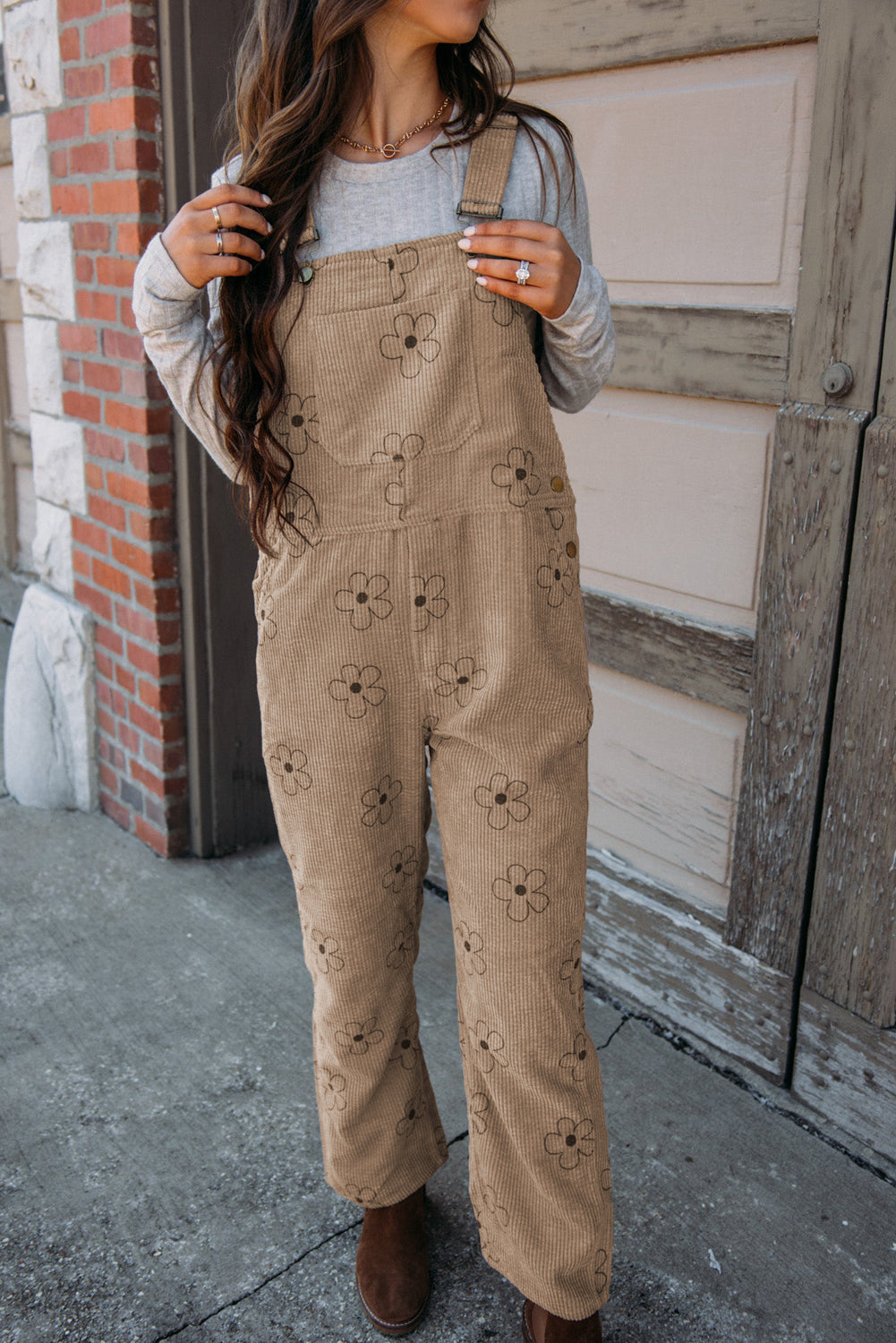 Khaki 60s Flower Print Corduroy OverallsMaterial:100%Polyester

• Embrace retro vibes with our overalls, perfect for a laid-back day out with its casual style and charming floral pattern. 
• Stay hands-f