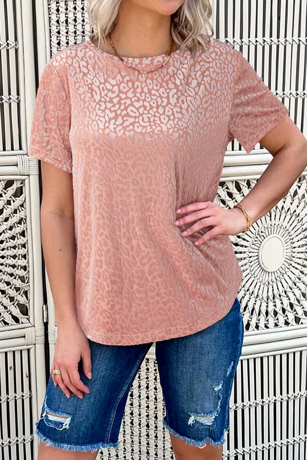 Pink Leopard Print Contrast Neckline Short Sleeve BlouseMaterial:70%Polyester+20%Polyamide+10%Elastane



		The blouse drapes loosely on the body, providing a comfortable and flattering silhouette that is suitable for d