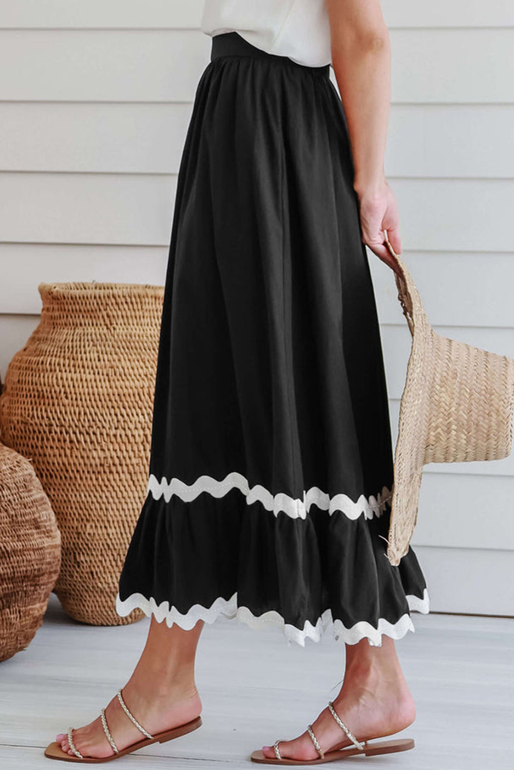 Black Ric Rac Trim High Waist Maxi SkirtMaterial:100%Cotton

• Effortlessly chic, the maxi skirt is perfect for a casual day out or a date night. Its timeless black color complements any outfit choice.
•