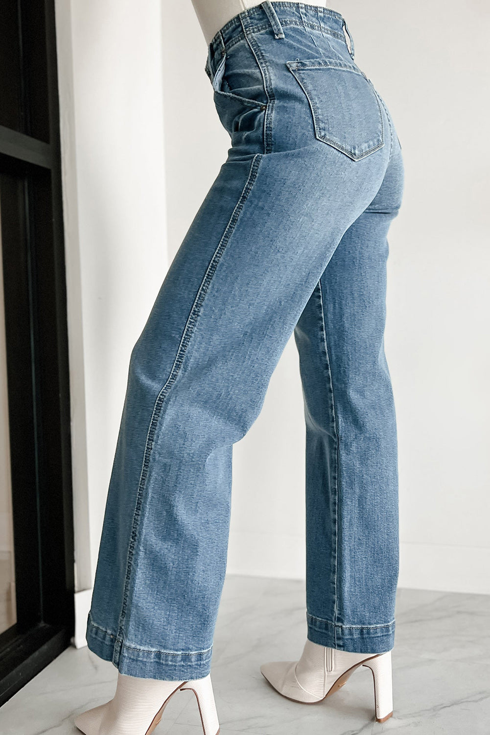 Dusk Blue Multi Button Waist Wash Straight Leg JeansMaterial:75%Cotton+23%Polyester+2%Elastane



		The jeans offer a stylish and versatile option with their straight leg design and multi-button waist detailing, per