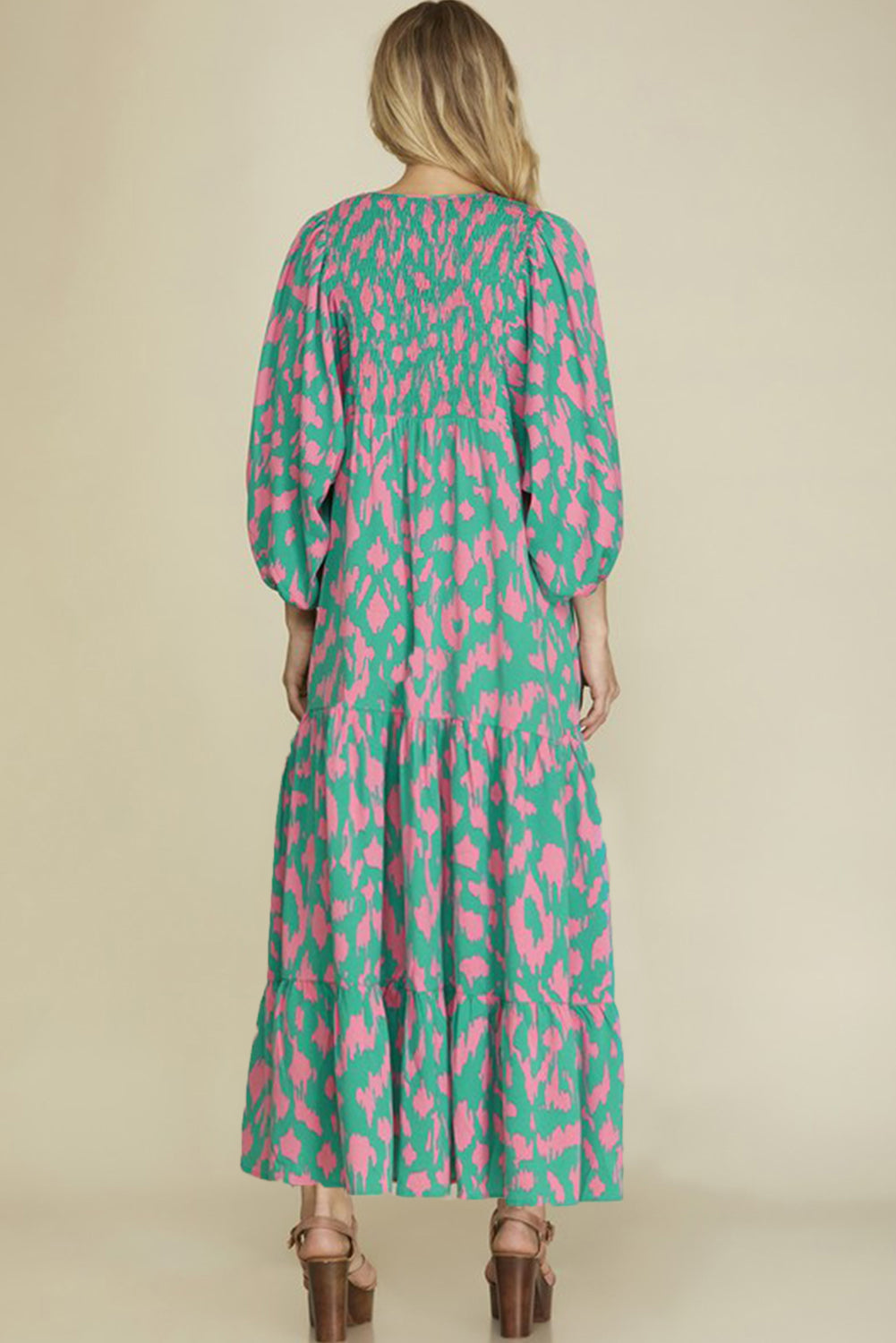 Green Abstract Print Puff Sleeve Smocked V Neck Maxi DressMaterial:100%Polyester

• Embrace the essence of nature in this maxi dress, featuring a V-neckline that accentuates your femininity with a smocked bodice for a flat