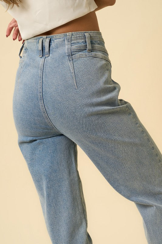 SEAMED TAPERED JEANSSEAMED TAPERED JEANS99% COTTON, 1% SPANDEX(SIZE 3)WAIST - 26"LOW HIP - 38FRONT RISE - 11 3/4"LEG OPENING - 12"INSEAM - 27 1/2"*Model wears size 3*MODELHEIGHT 5'10"WA