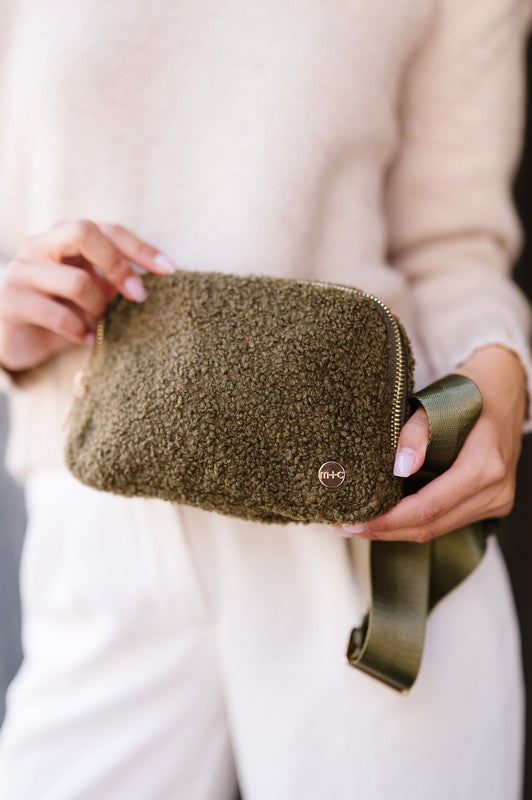 ASPEN SHERPA CROSSBODY FANNY SLING WAIST BELT BAGA chill in the air calls for cozy accessories. Enter: The Aspen Sherpa Belt Bag. With its soft fleece material, adjustable strap (intended to fit over sweaters, vest