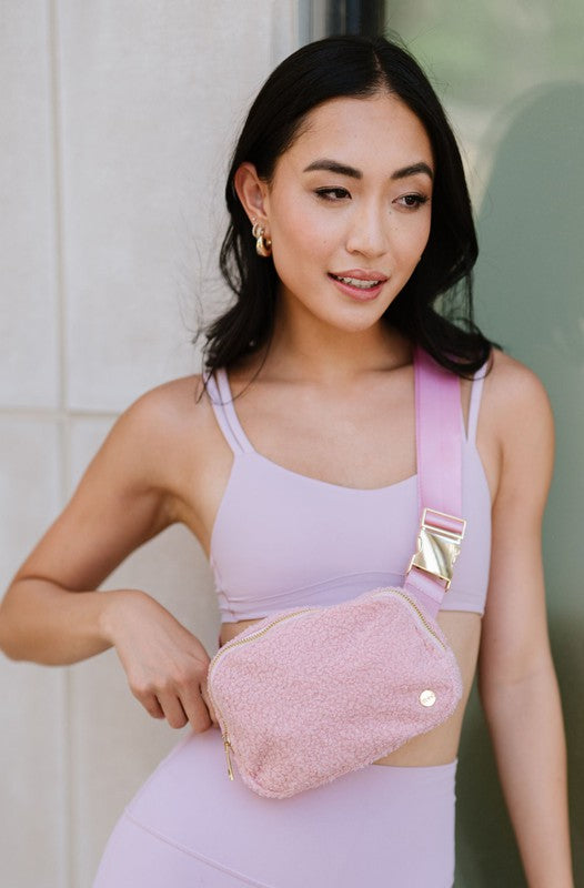 ASPEN SHERPA CROSSBODY FANNY SLING WAIST BELT BAGA chill in the air calls for cozy accessories. Enter: The Aspen Sherpa Belt Bag. With its soft fleece material, adjustable strap (intended to fit over sweaters, vest