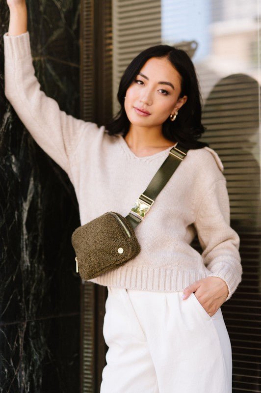 ASPEN SHERPA CROSSBODY FANNY SLING WAIST BELT BAGA chill in the air calls for cozy accessories. Enter: The Aspen Sherpa Belt Bag. With its soft fleece material, adjustable strap (intended to fit over sweaters, vest