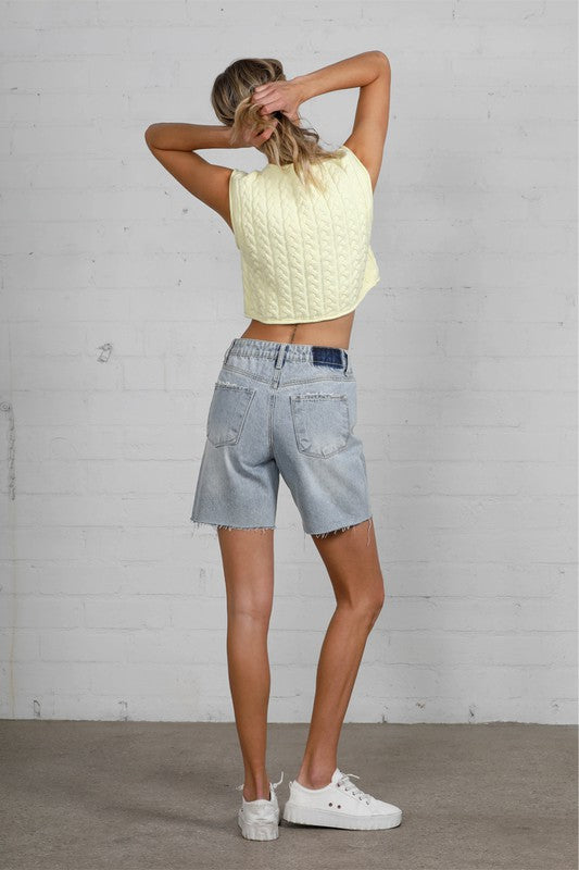 HIGH RISE BERMUDA SHORTSHIGH RISE MID-LENGTH SHORT100% COTTON(SIZE S)WAIST 28"HIP 38 1/2"FRONT RISE 11 1/2"LEG OPENING 20"INSEAM 6"*Model wears size 3*MODELHEIGHT 5'9"WAIST 24"HIPS 35"BUST 